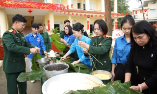 Tổ chức ngày hội bánh chưng xanh cho bộ đội đón Tết